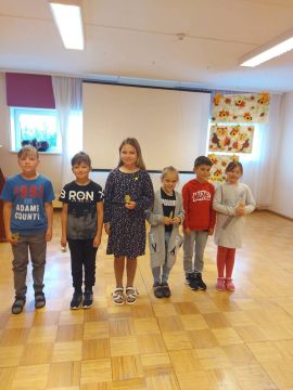 bērni lasa dzeju