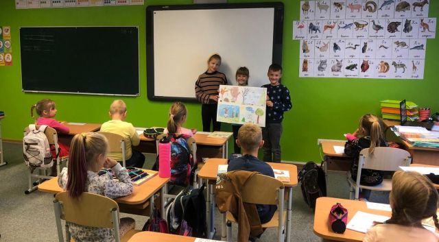 bērni lasa dzeju