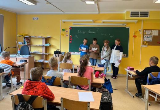 bērni lasa dzeju