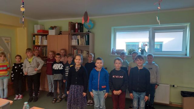 bērni lasa dzeju