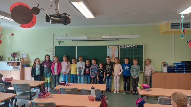 bērni lasa dzeju