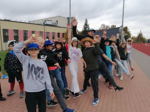 5. klases skolēni ar audzinātāju