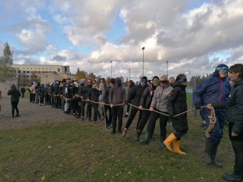 Visi savienoti vienā veselā rindā