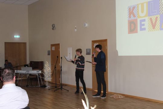 Pasākuma vadītāji Harijs un Rolands