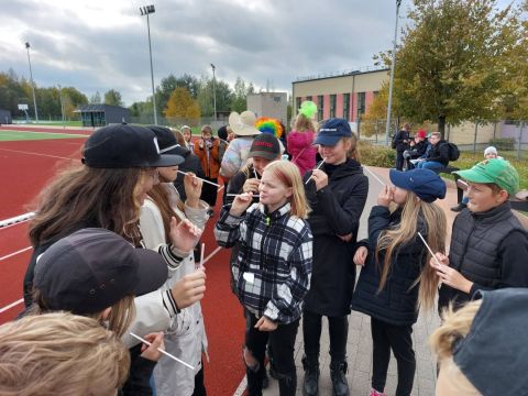 Ar salmiņiem padod papīra gabaliņu