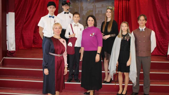 Koncerta"No baznīcas" runātaji, skolas prezidents Kārlis Strautmanis un viņu skolotāja Ilze Barisa, skolas direktore Inga Mankus