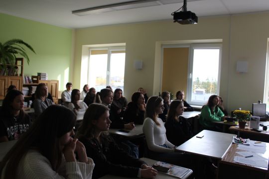 skolēni klausās nodarbības lektoru