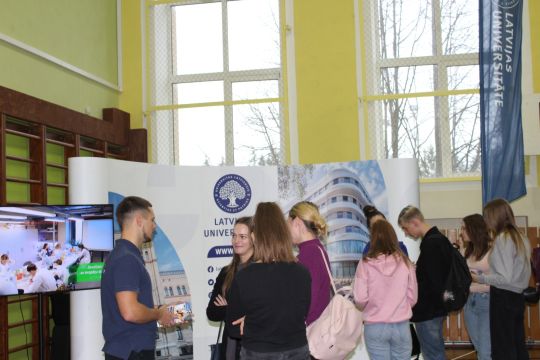 izstādes apmeklētāji