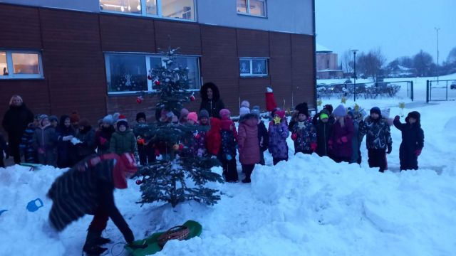 Pirmsskolēni rotā eglīti