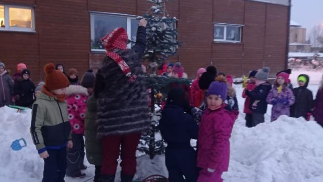 pirmsskolēni rotā eglīti