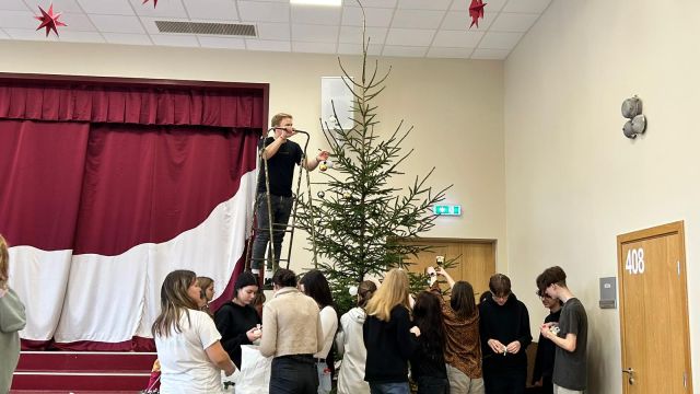 9.a klase rotā eglīti