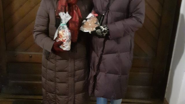 seniore saņem dāvaniņu