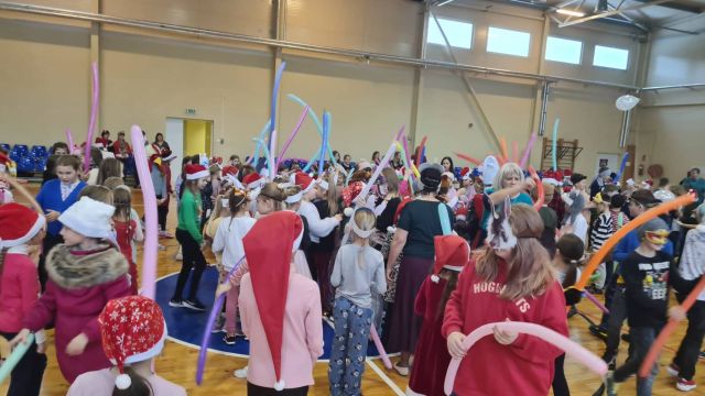 Bērni spēlē balonbolu