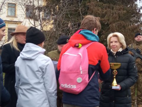 kausu pasniedz aizsardzības ministre I.Mūrniece