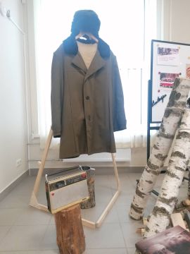 Mētelis, cepure, radio, kas pabijuši barikādēs