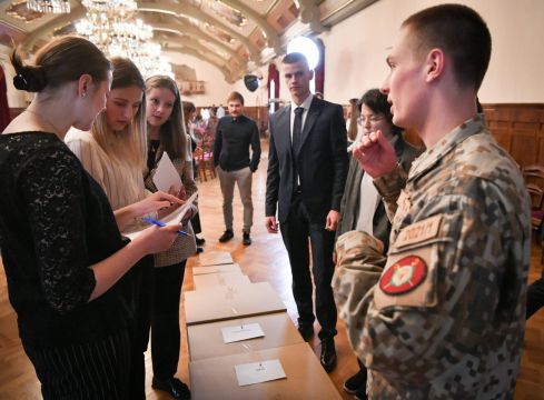 Vērtību piramīdu veidojot