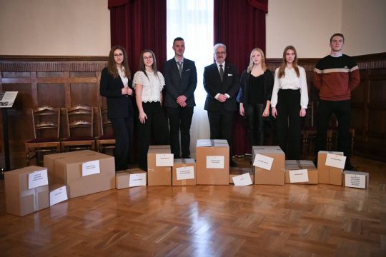 Skolēni ar Valsts Prezidentu