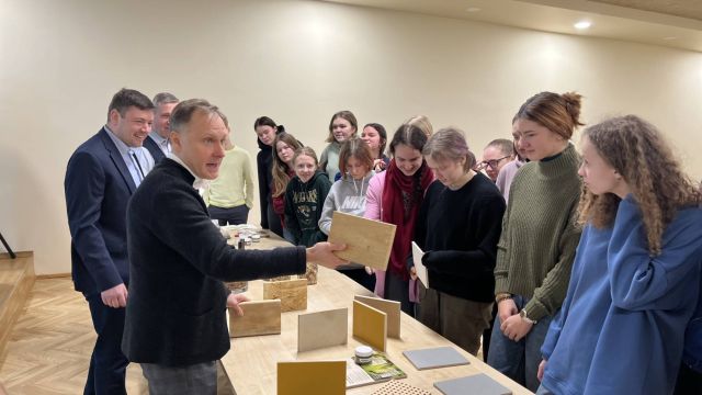 latvijas finieris iepazīstina ar produkciju