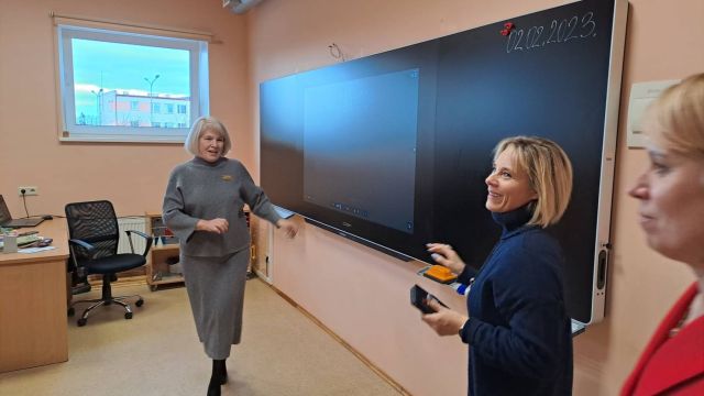 Sakumskolas klasē pie tāfeles.