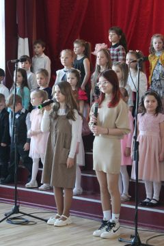 uzstājas sākumskolas skolēni