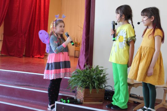 uzstājas sākumskolas skolēni