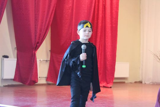 uzstājas sākumskolas skolēni