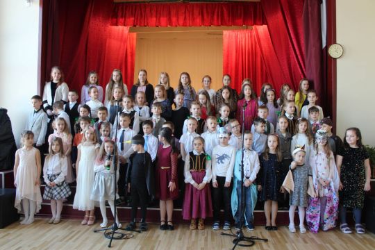 uzstājas sākumskolas skolēni