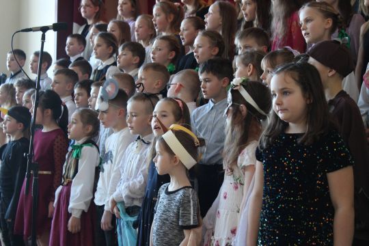 uzstājas sākumskolas skolēni