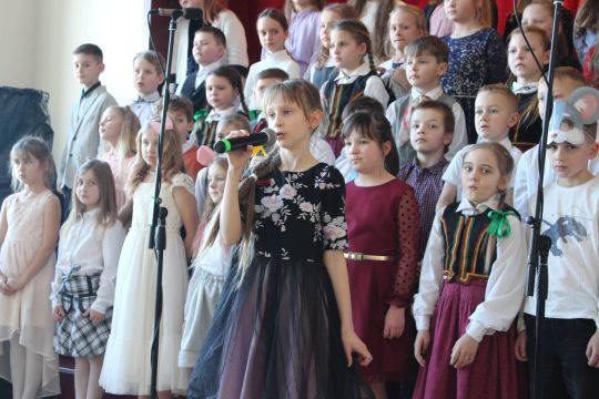 uzstājas sākumskolas skolēni