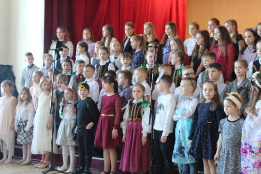 uzstājas sākumskolas skolēni