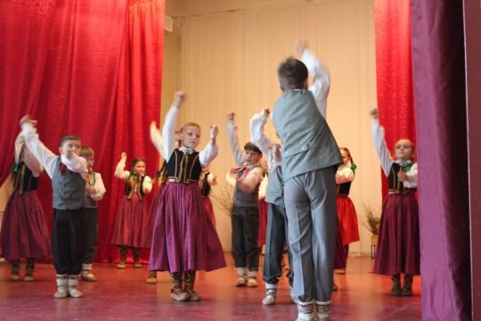 uzstājas sākumskolas skolēni