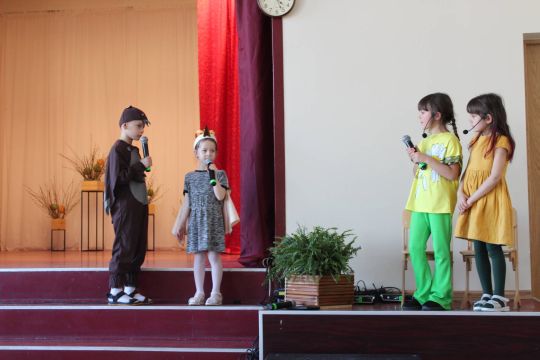 uzstājas sākumskolas skolēni