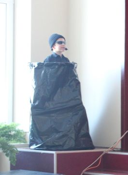 uzstājas sākumskolas skolēni