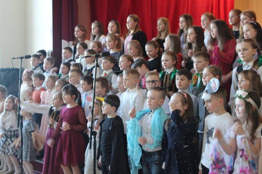 uzstājas sākumskolas skolēni