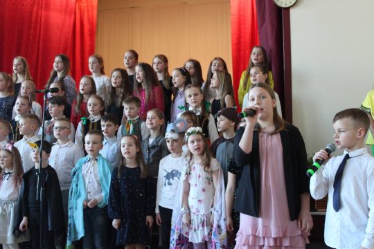 uzstājas sākumskolas skolēni