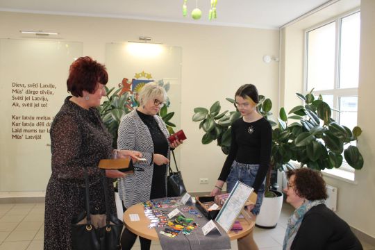 Pedagogi apmeklē SMU tirdziņu