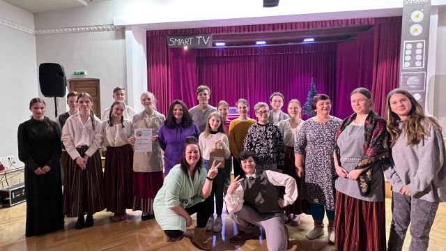 Pamatskolas teātra mākslas akadēmijas dalībnieki ar žūriju