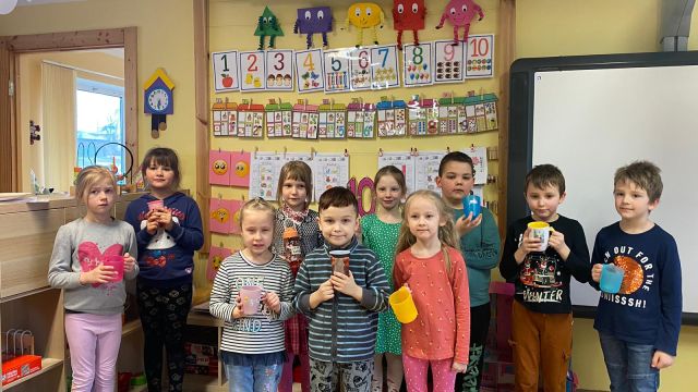 Sākumskolas skolēni Ūdens dienas darbus atrādot