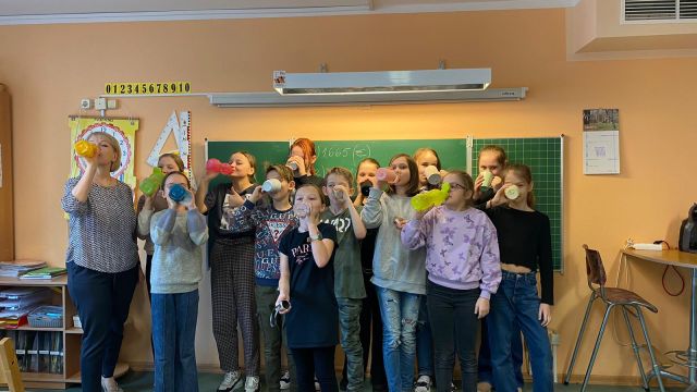 Sākumskolas skolēni Ūdens dienas darbus atrādot