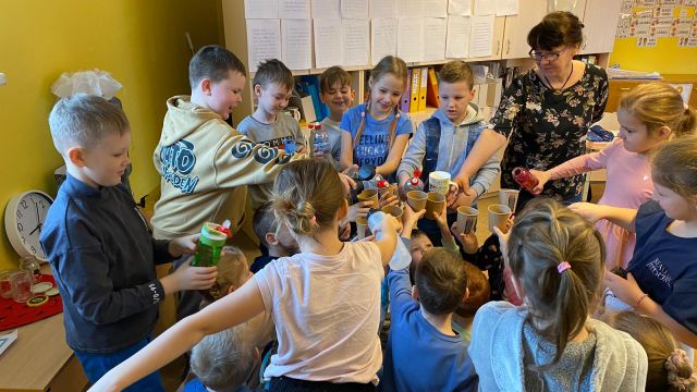 Sākumskolas skolēni Ūdens dienas darbus atrādot