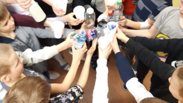 Sākumskolas skolēni Ūdens dienas darbus atrādot