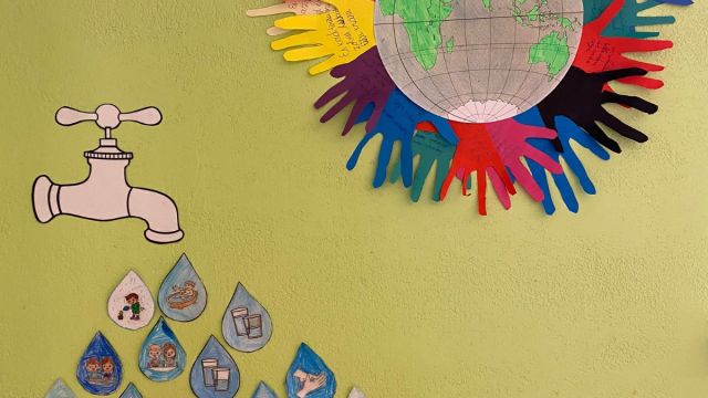 Sākumskolas skolēni Ūdens dienas darbus atrādot