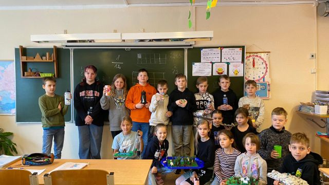 Sākumskolas skolēni Ūdens dienas darbus atrādot