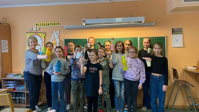 Sākumskolas skolēni Ūdens dienas darbus atrādot