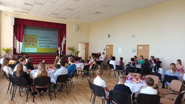 Foto no pasākuma olimpiāzu, konkursu un sporta sacensību uzvarētājiem.