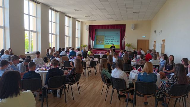 Foto no pasākuma olimpiāzu, konkursu un sporta sacensību uzvarētājiem.