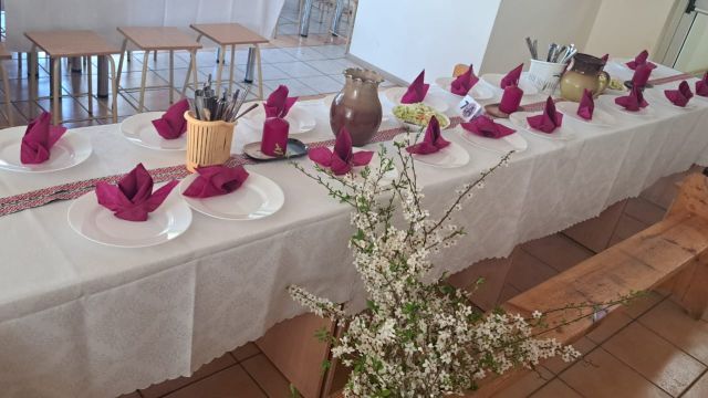 Klašu klātie svētku galdi par godu LR Neatkarības atjaunošas svētkiem.