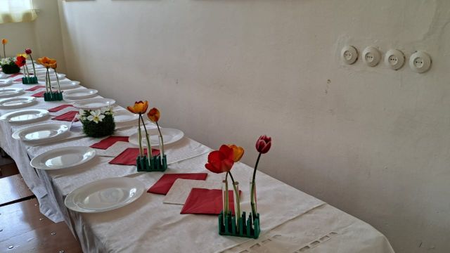 Klašu klātie svētku galdi par godu LR Neatkarības atjaunošas svētkiem.