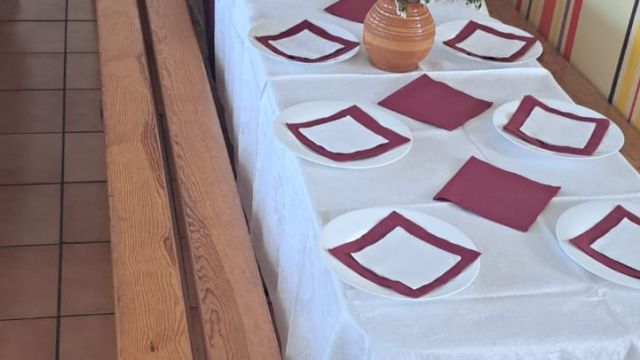 Klašu klātie svētku galdi par godu LR Neatkarības atjaunošas svētkiem.