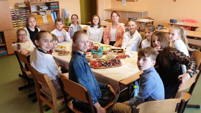 Klase pie balti klāta galda par godu LR Neatkarības atjaunošas svētkiem.